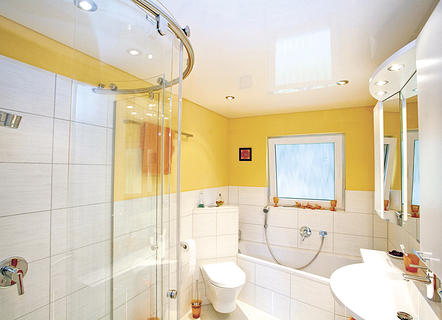 Сколько стоит натяжной потолок в ванной комнате