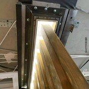 Деревянные рейки с подсветкой и трековое освещение на натяжном потолке 6