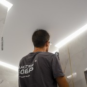 Парящий натяжной потолок в ванной 6