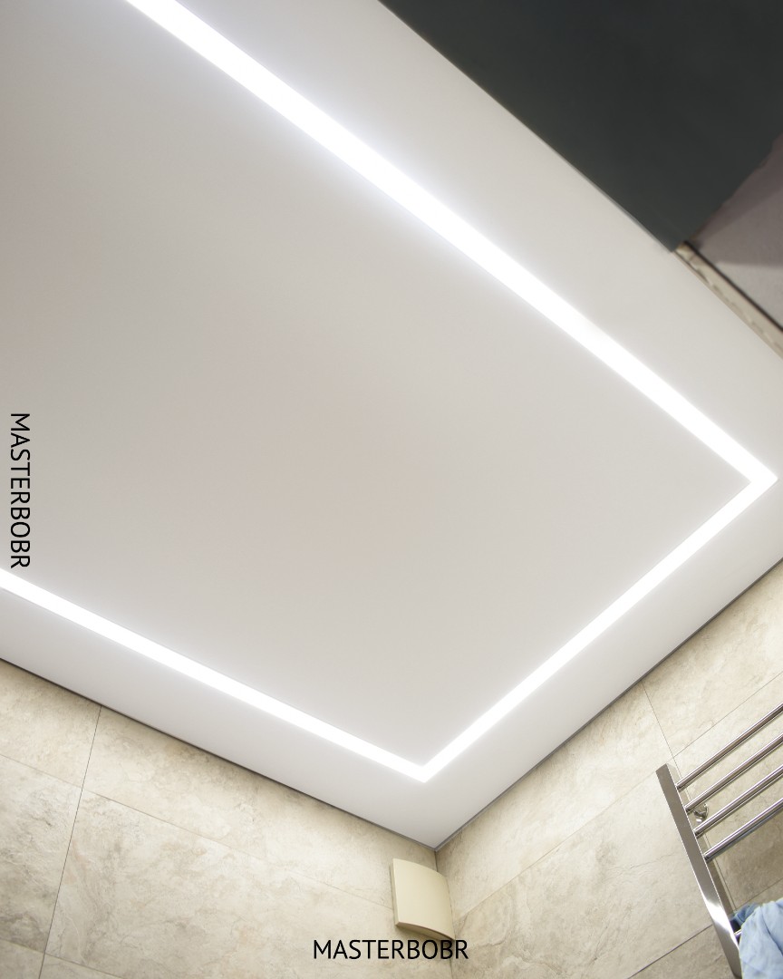 Световые линии на теневом потолке Еврокрааб в ванной комнате 6