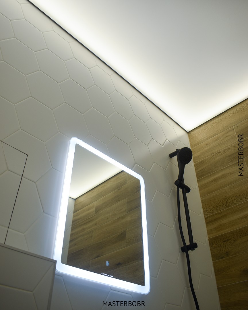 Светованная на натяжном потолке в ванной комнате 3